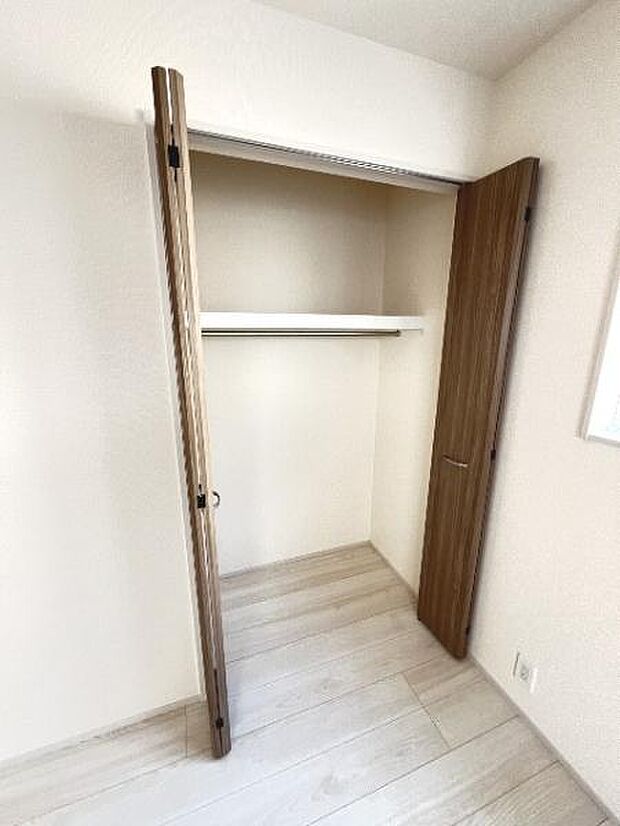 中の物を確認しやすく、取り出しやすい収納スペース。お部屋を広々とお使いいただけます。