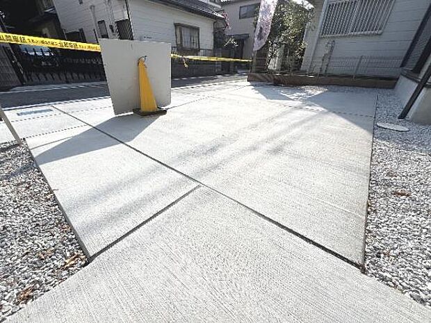 駐車場です。前面道路との高低差も少なく、スムーズに出入りできます。