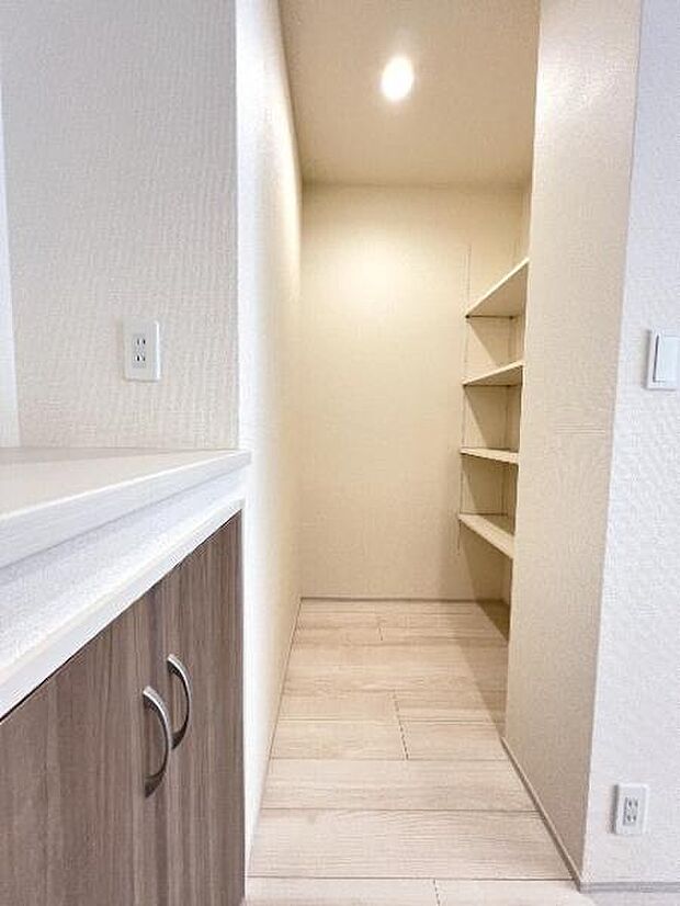 キッチン横のパントリー収納です。