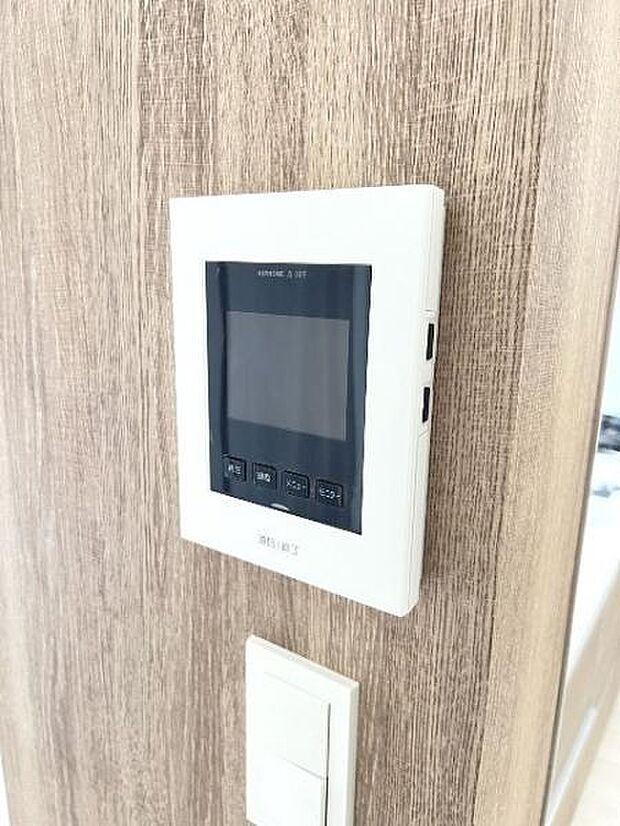 訪問者が一目で分かるTVモニタ付きインターフォンを装備した心強さも魅力なお住まいです。