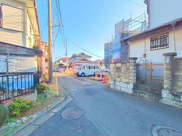 前面道路を含めた現地写真です。