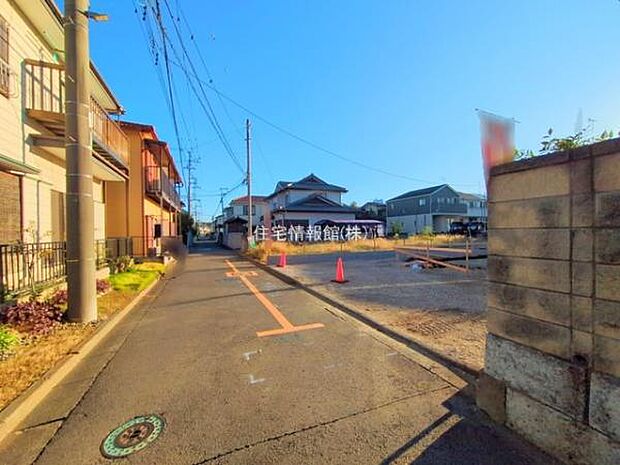 前面道路を含めた現地写真です。