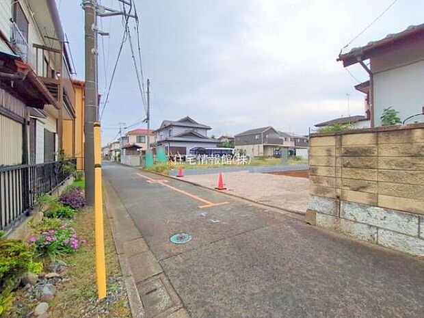 前面道路を含めた現地写真です。