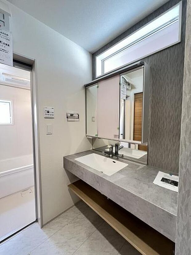 洗面化粧台です。朝の身支度から1日が始まります。