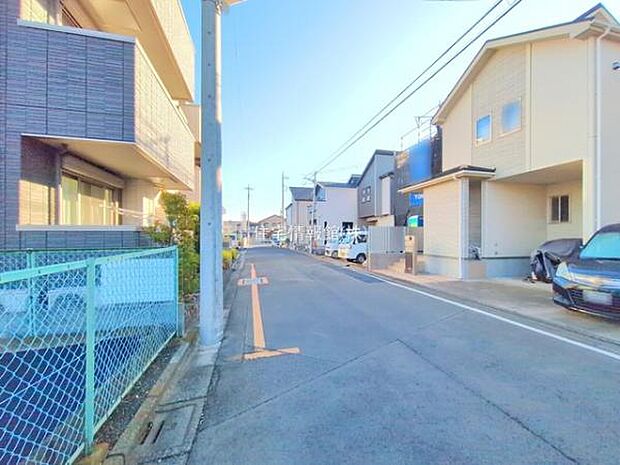 前面道路を含めた現地写真です。