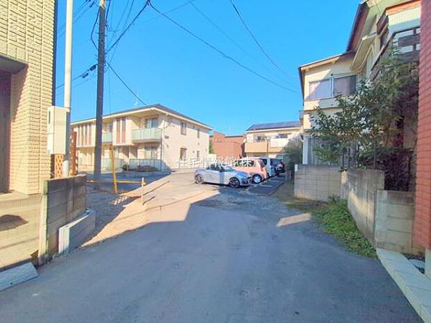 前面道路を含めた現地写真です。