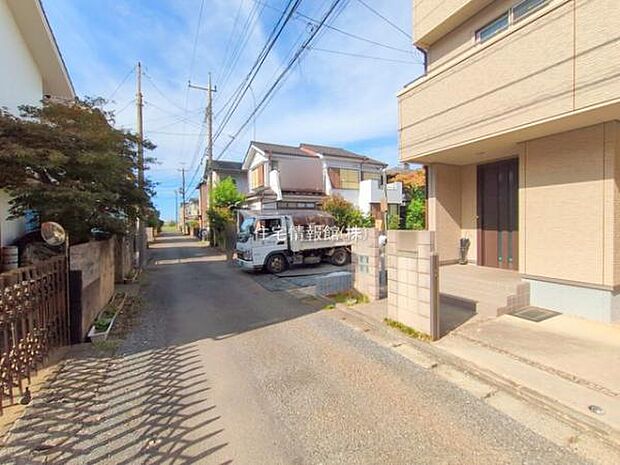 前面道路を含めた現地写真です。