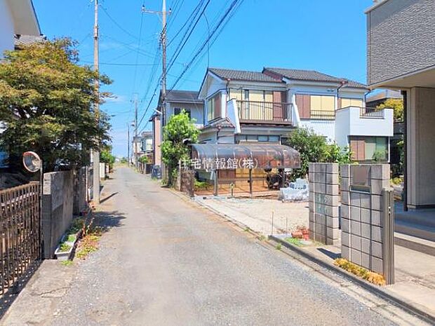 前面道路を含めた現地写真です。