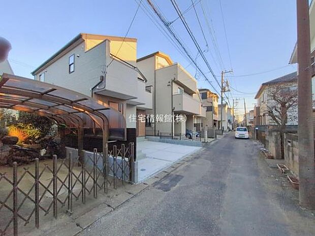 前面道路を含めた現地写真です。