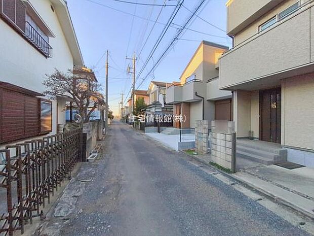 前面道路を含めた現地写真です。