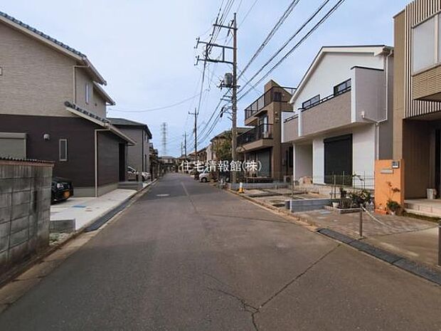 前面道路を含めた現地写真です。