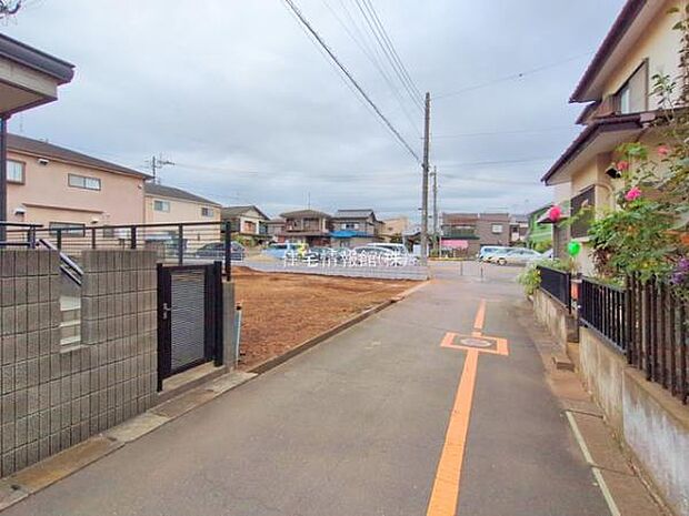 前面道路を含めた現地写真です。