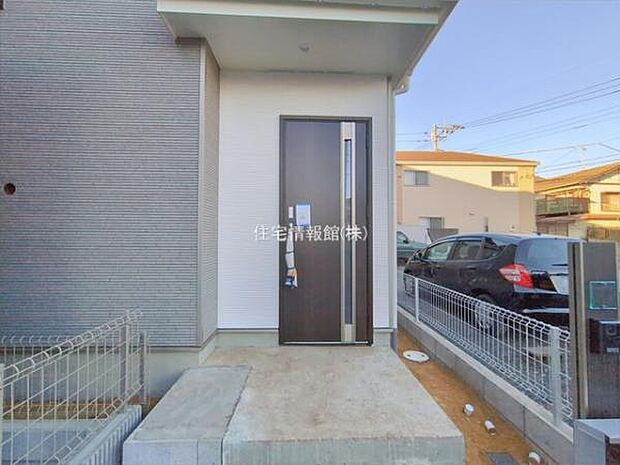 前面道路を含めた現地写真です。