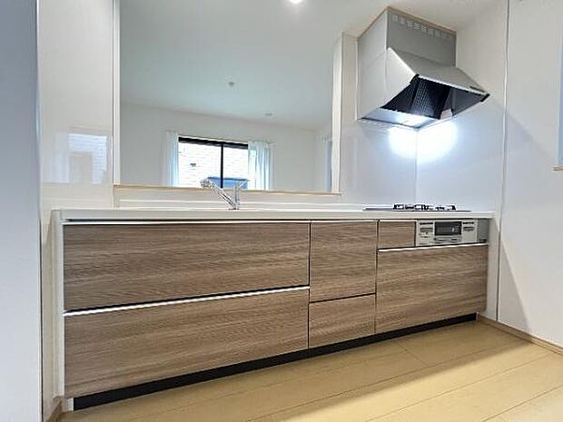 ご家族を見守りながら家事が捗る対面式キッチン。お料理をしながらご家族のサポートも可能です。