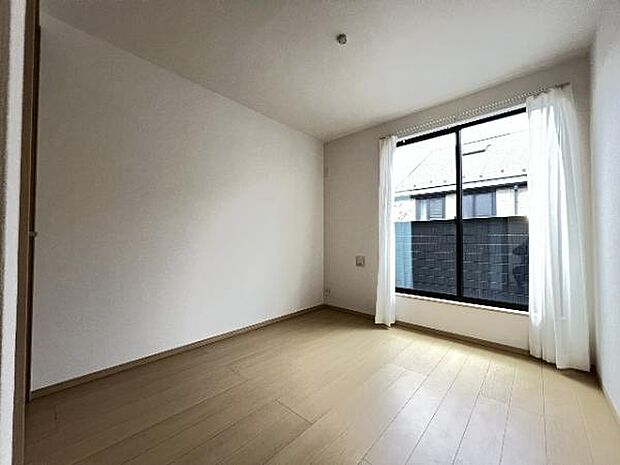 明るい広々とした主寝室でご家族ゆっくりお休みになれますね。