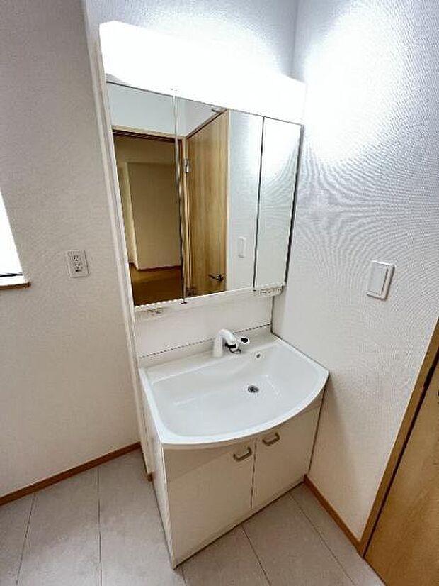 シャワー付き洗面化粧台です。手軽にシャンプーができ、お掃除もしやすいですね。