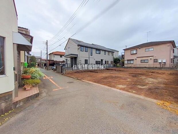 前面道路を含めた現地写真です。