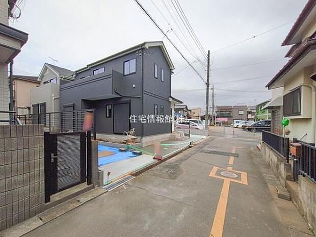 前面道路を含めた現地写真です。