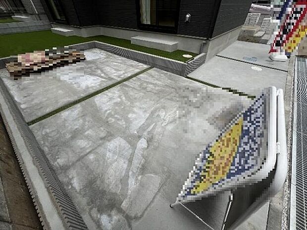 駐車場です。前面道路との高低差も少なく、スムーズに出入りできます。