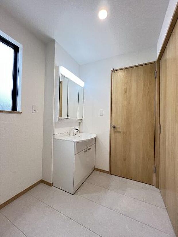 快適で清潔感がある脱衣スペースです。