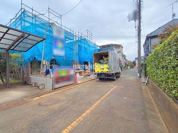 前面道路を含めた現地写真です。