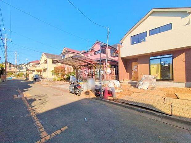 前面道路を含めた現地写真です。