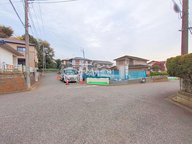 前面道路を含めた現地写真です。