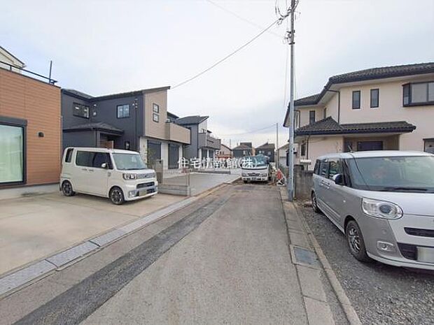 前面道路を含めた現地写真です。