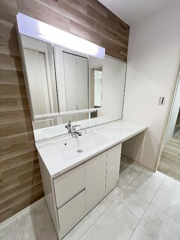 シャワー付き洗面化粧台です。手軽にシャンプーができ、お掃除もしやすいですね。