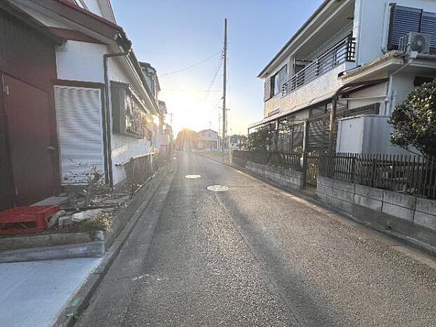 前面道路を含めた現地写真です。
