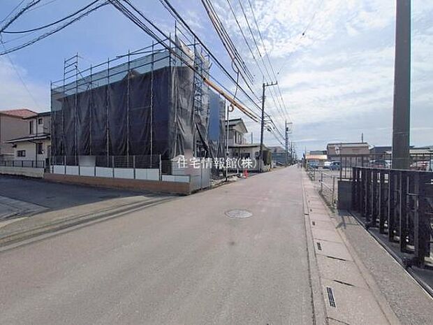 前面道路を含めた現地写真です。