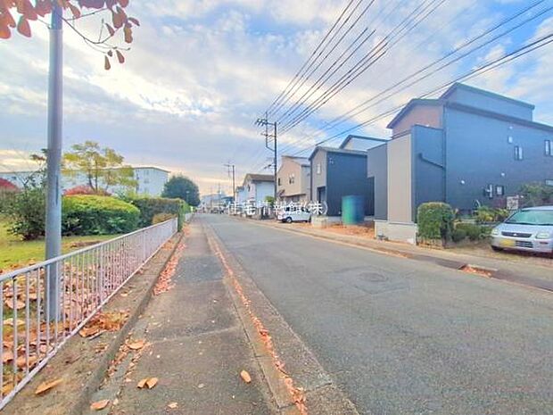 前面道路を含めた現地写真です。