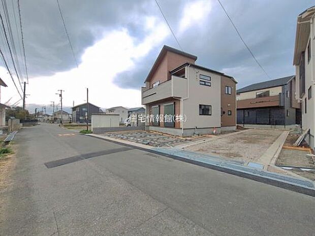 前面道路を含めた現地写真です。