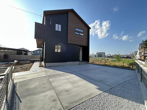 駐車場ももちろん完備しておりますのでお車所有の方にも心強いです。