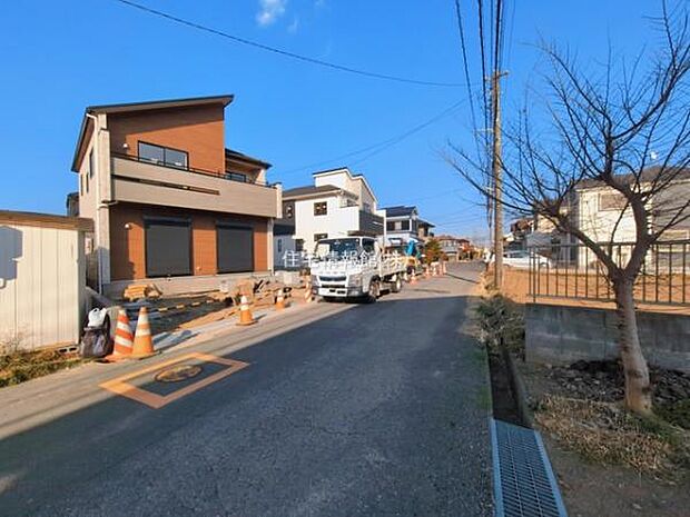 前面道路を含めた現地写真です。
