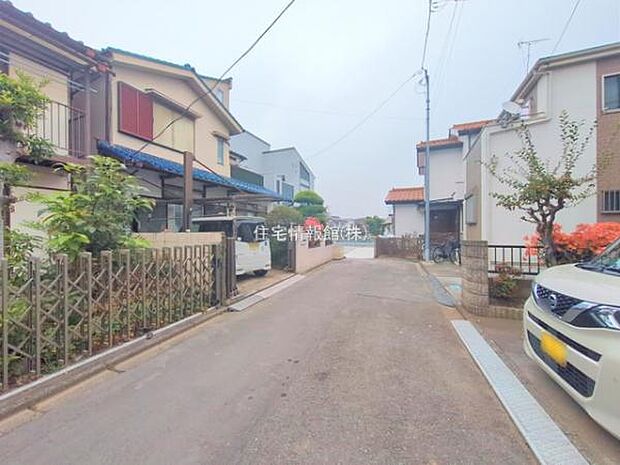 前面道路を含めた現地写真です。