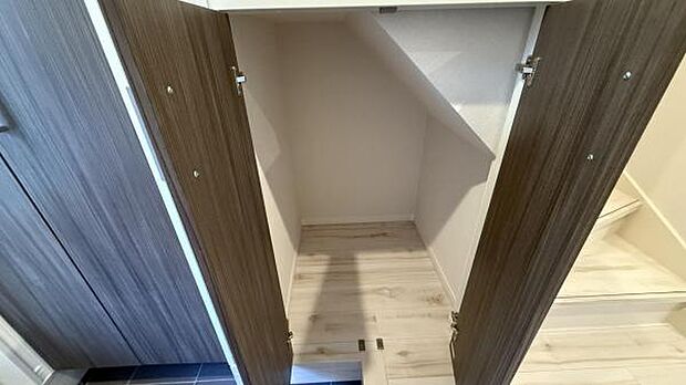 いつでもお部屋をスッキリお使い頂ける収納スペースを設置。