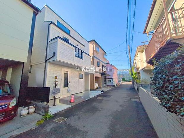 前面道路を含めた現地写真です。