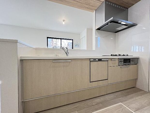 ご家族を見守りながら家事が捗る対面式キッチン。お料理をしながらご家族のサポートも可能です。