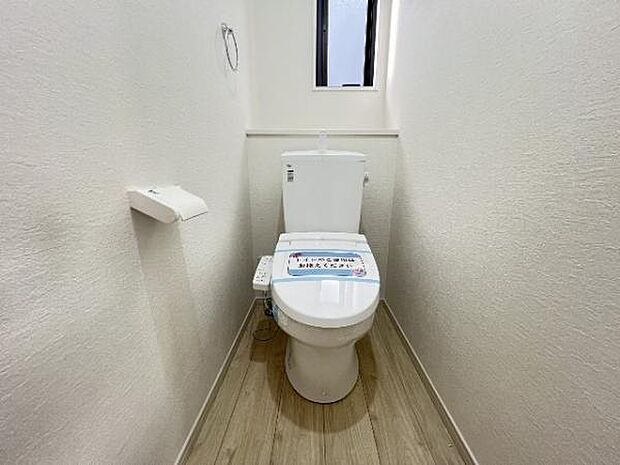 シャワー洗浄機能付のトイレは、清潔感が印象的な空間ですね。