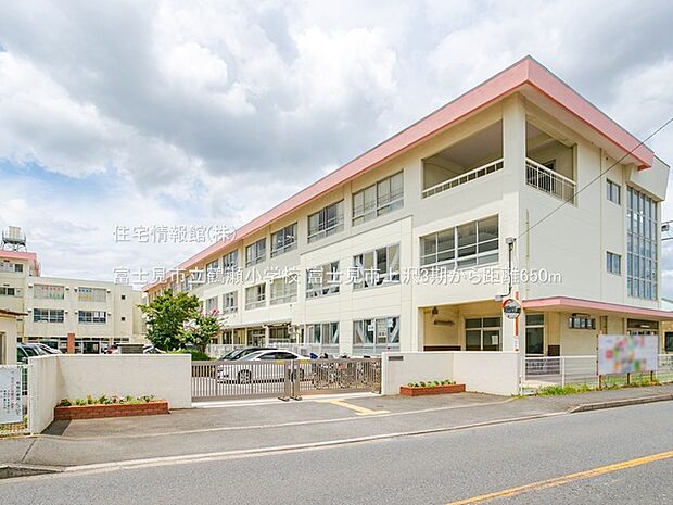 富士見市立鶴瀬小学校まで約650m(徒歩9分)