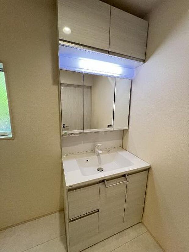 シャワー付き洗面化粧台です。手軽にシャンプーができ、お掃除もしやすいですね。