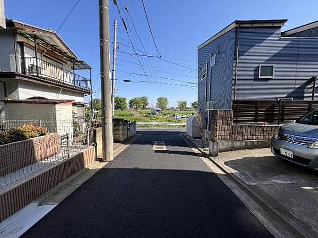 前面道路を含めた現地写真です。