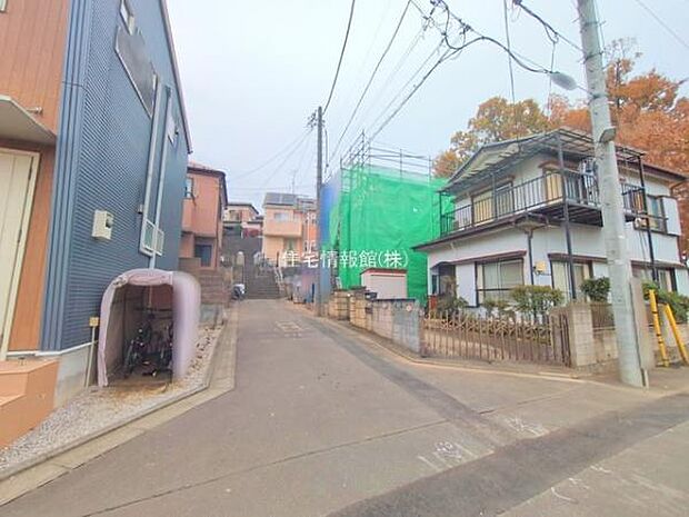 前面道路を含めた現地写真です。