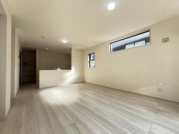 キッチン正面にダイニングセットを配置することで、配膳もスムーズに。調理中も会話を楽しめます。