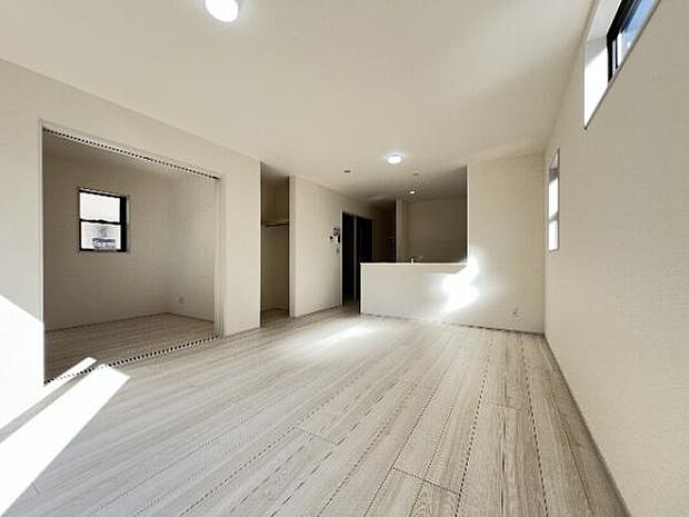 明るい日差しが入る風通しの良いリビングです。