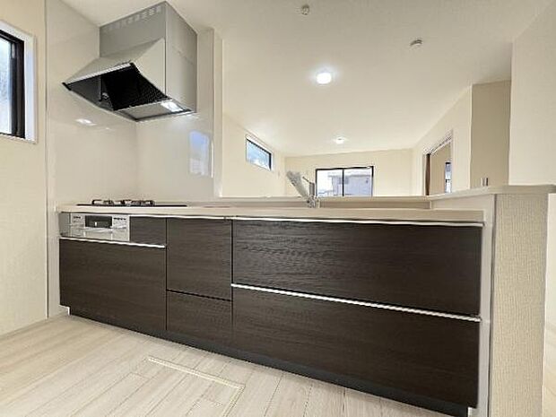 リビングが見渡せ、料理中も会話が弾む対面式キッチンです。