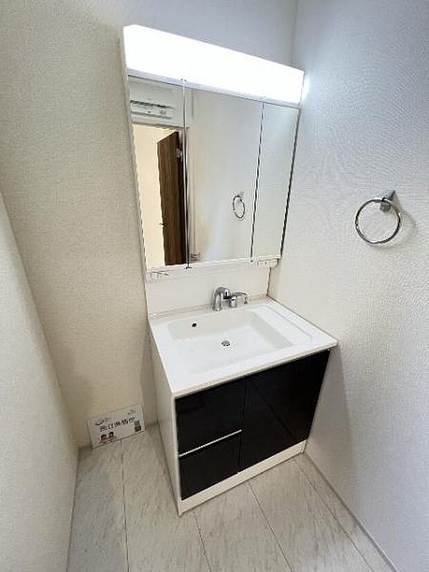 シャワー付き洗面化粧台です。手軽にシャンプーができ、お掃除もしやすいですね。