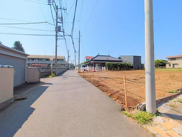 前面道路を含めた現地写真です。