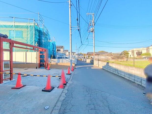 前面道路を含めた現地写真です。